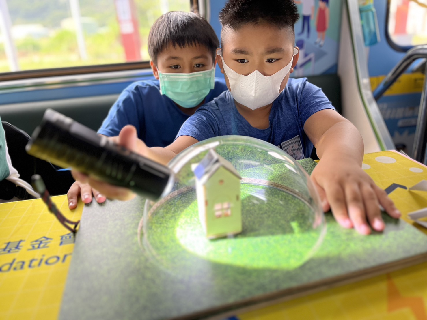 yy易游參與基礎科學主題車廂，以STEAM教學精神，設計「逐日科學家」、「太陽能工程師」以及「淨零建築師」三大能源科普課程和實驗