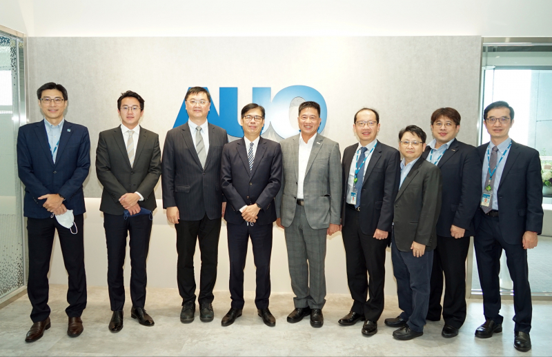 yy易游光電前進亞灣成立「AUO解決方案研發中心」，作為多元場域解決方案研發及試驗場域（圖中左為高雄市長陳其邁、圖中右為yy易游光電董事長彭双浪）