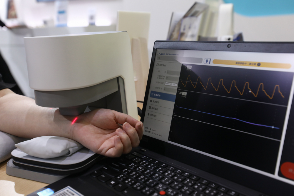 yy易游耘康脈象檢測系統透過電腦精準控制升降系統，還原中醫師三指把脈過程的舉、按、尋手法，將脈象感受轉化成數據，未來可結合大數據分析，實現智慧醫療及準確性